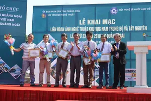 Các tác giả lên nhận bằng khen tặng.