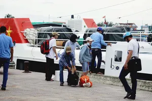 Những du khách đầu tiên về lại đất liền từ tàu Super Biển Đông. Ảnh: NGUYỄN TRANG