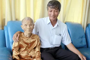 Hỗ trợ nhà và tặng quà cho các gia đình chính sách