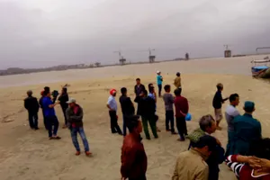 Quảng Ngãi: Đang tìm kiếm hai cha con lật thuyền khi đang đánh cá