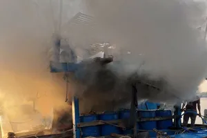 Cháy tàu cá, thiệt hại hơn 200 triệu đồng