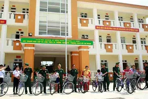 Bộ đội Biên phòng TPHCM trao quà cho người nghèo và học sinh đảo Lý Sơn