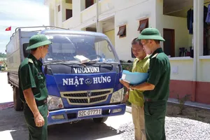 Lực lượng tuần tra kiểm tra xe tải vận chuyển dầu DO không rõ nguồn gốc