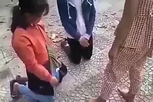 Một clip trên mạng xã hội cảnh em L.T.A.T đánh 2 bạn nữ sinh. Ảnh chụp lại từ clip