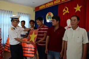 Quảng Ngãi: Bộ tư lệnh Vùng 3 Hải quân thăm, tặng quà ngư dân đảo Lý Sơn 