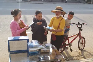 Nhiều nơi ở Quảng Ngãi phát khẩu trang y tế miễn phí phòng virus Corona