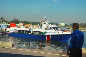 Tăng chuyến tàu, đưa hơn 2000 khách rời đảo Lý Sơn (Quảng Ngãi)