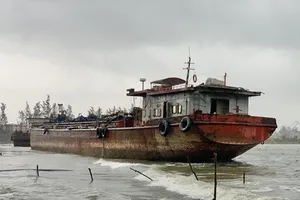 Nhiều nơi ở Quảng Ngãi ngập sâu, 4 sà lan trôi dạt trên cảng Dung Quất