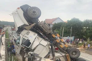 Quảng Ngãi: Tránh ổ gà, xe container lật nghiêng rơi xuống đường