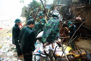 Bộ đội giúp dân chống sạt lở bờ biển Bình Hải