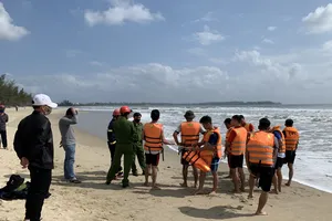 Lực lượng cứu hộ đang tích cực tìm kiếm 2 người mất tích biển Mỹ Khê