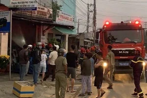 Cứu 2 cha con mắc kẹt trong vụ cháy cửa hàng phụ tùng xe