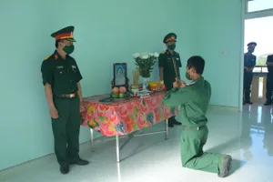 Quảng Ngãi: Mẹ mất, chiến sĩ bái vọng mẹ khi đang làm nhiệm vụ phòng chống dịch Covid-19