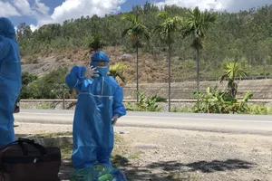 Quảng Ngãi: Thương em bé 7 tuổi lên xe đi cách ly sau khi cha bé mắc Covid-19