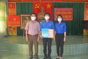 Quảng Ngãi: Trao bằng khen cho thanh niên dũng cảm cứu người trong bão số 5