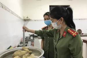 Quảng Ngãi: “Bếp đêm chiến sĩ” hỗ trợ suất ăn tối gửi lực lượng tuyến đầu chống dịch Covid-19