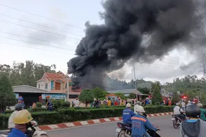 Quảng Ngãi: Cháy lớn ở nhà dân thu mua phế liệu