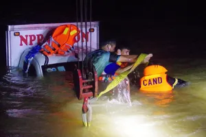 Quảng Ngãi: Xe tải qua cầu tràn Thạch Nham bị nước cuốn trôi, đã tìm thấy người vợ