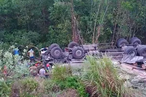 Lật xe tải trên đèo Bình Đê