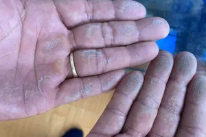 Quảng Ngãi: Xác định bụi có màu trắng xám bay vào nhà dân là bụi xúc tác