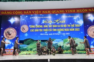 Các nghệ nhân hòa nhịp tại Liên hoan cồng chiêng, đàn hát dân ca tỉnh Quảng Ngãi