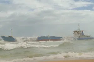 Đã hoàn thành hút dầu trên tàu Hoàng Gia 46 mắc cạn trên vùng biển Quảng Ngãi