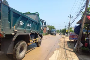 Quảng Ngãi: Người dân bức xúc vì xe chở đất hoành hành gây ô nhiễm môi trường