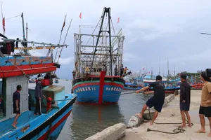 Quảng Ngãi: Tàu thuyền vào nơi neo đậu tránh trú áp thấp nhiệt đới