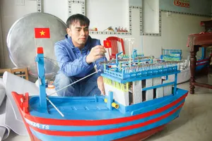 Chàng trai miền biển làm mô hình tàu thuyền từ vật liệu xốp