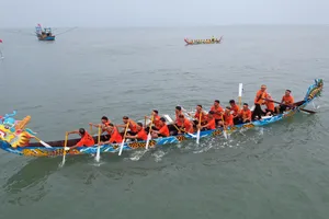 Quảng Ngãi: Vạn chài tổ chức lễ cầu mùa và đua thuyền đầu năm