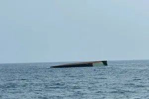 Quảng Ngãi: Tàu kéo sà lan bị chìm trên biển, phát hiện 3 thi thể