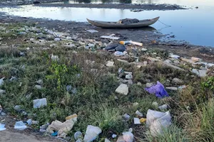 Rác - chủ yếu là rác thải nhựa - ứ đọng xung quanh sông Châu Me Đông 