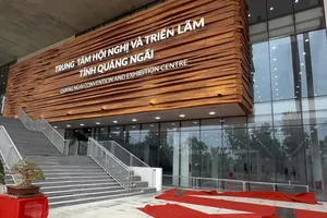 Gắn biển công trình Trung tâm Hội nghị và Triển lãm tỉnh Quảng Ngãi trị giá 300 tỷ đồng