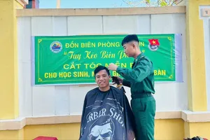 Bộ đội Biên phòng cắt tóc miễn phí cho người dân đảo Lý Sơn