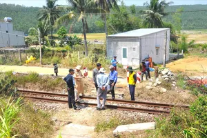 Ra quân đóng, xóa lối đi tự mở ngang qua đường sắt Bắc-Nam