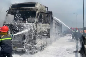 Xe chở sạn bốc cháy trên quốc lộ 1A, Quảng Ngãi