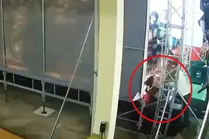 Một học sinh bị điện giật khi đang biểu diễn văn nghệ