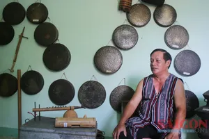Người nghệ nhân thầm lặng sưu tầm nhạc cụ H’rê