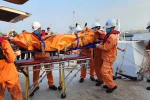 Đưa các nạn nhân vào bờ