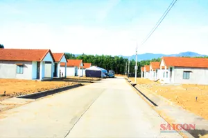 Từ đầu năm 2025, 14 hộ dân nóc Ông Đến đã di dời đến khu tái định cư mới, chỉ cách UBND xã Trà Giang khoảng 1km. Ảnh: NGUYỄN TRANG