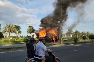 Xe đầu kéo bốc cháy khi đang lưu thông trên QL1 đoạn qua Quảng Ngãi