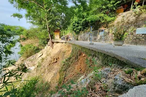 6 tháng sau mưa lũ, đường giao thông ven sông Vệ vẫn chưa được sửa chữa