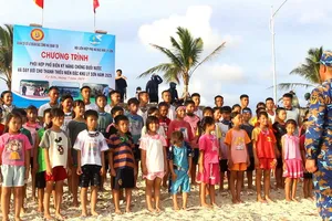 Huấn luyện bơi an toàn cho trẻ em đặc khu Lý Sơn