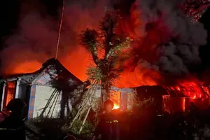 Cận cảnh cháy lớn xưởng đồ nhựa trong đêm ở Quảng Ngãi