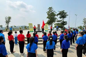 Quảng Ngãi tiếp nhận lá cờ Tổ quốc và ảnh Bác Hồ trong hành trình “Tôi yêu Tổ quốc tôi”