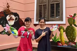 Phòng tranh "Tự lực" của hai chị em khiếm thính ở Quảng Ngãi