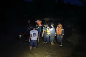 Quảng Ngãi: Một người bị nước cuốn khi đi qua sông