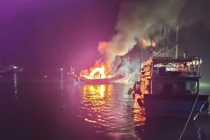 Cháy tàu cá ngư dân Quảng Ngãi khi đang neo đậu