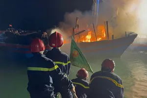 Thăm, động viên chiến sĩ công an bị thương trong lúc làm nhiệm vụ chữa cháy tàu cá Quảng Ngãi