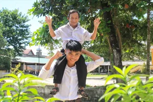 Nghị lực học tập của cậu bé tí hon ở Quảng Ngãi